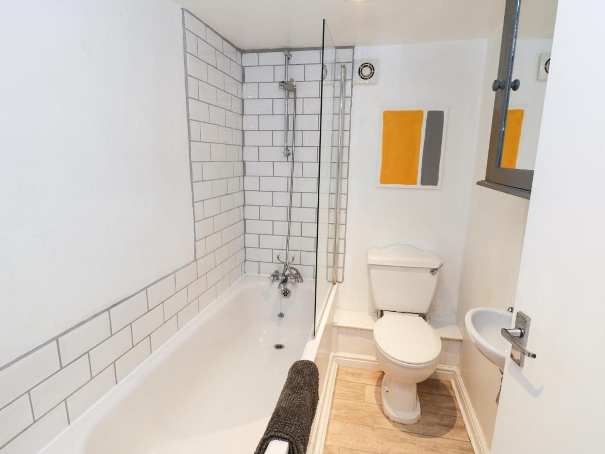 The Surfers Bolt Hole Apartamento Whitby Exterior foto
